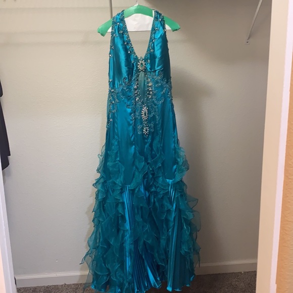 Beautiful gown, only worn once - Picture 5 of 5